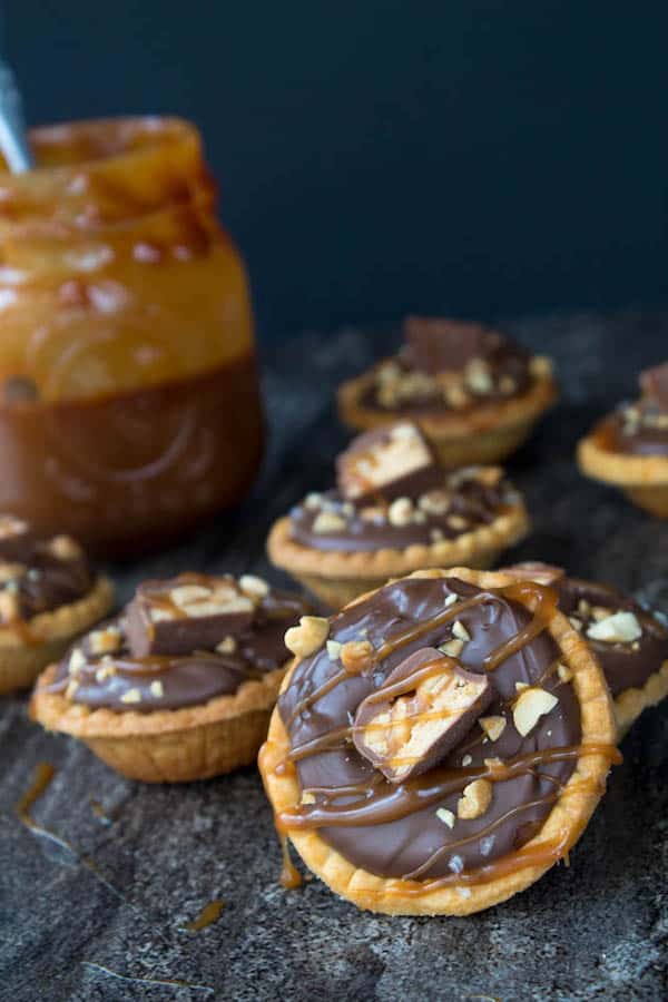 Mini Salted Caramel Snickers Tarts Recipe Queenslee Appétit