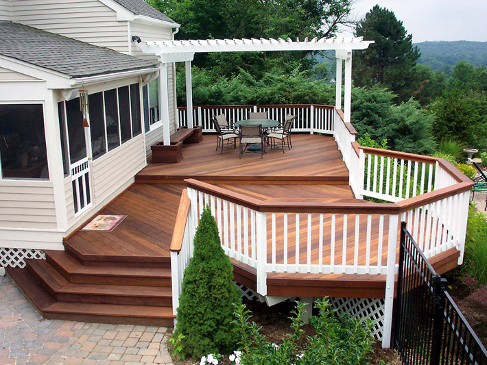 Quiet Corner:Ideas and Tips for Custom Front Yard and Backyard Decks