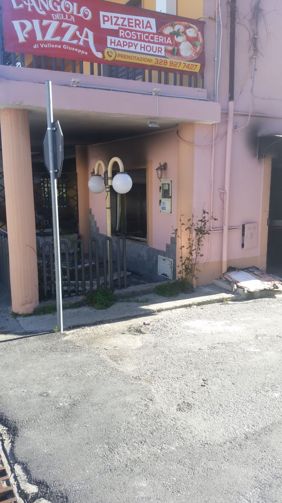 Incendio devasta una pizzeria in provincia di Vibo Valentia Il
