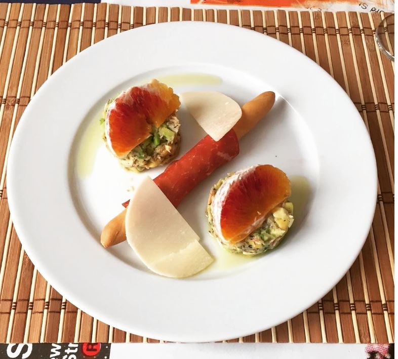 AvocadoThunfischTatare mit filetierter Orange, dazu Grissino in