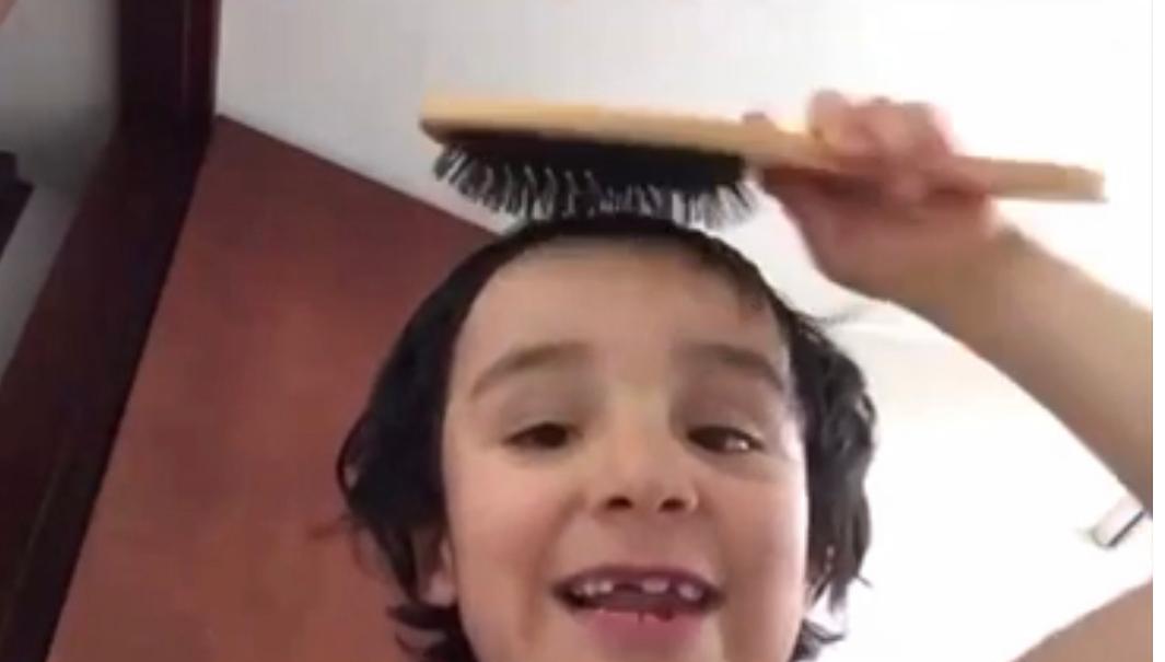 Un niño se cortó el pelo solo y se volvió viral en las redes
