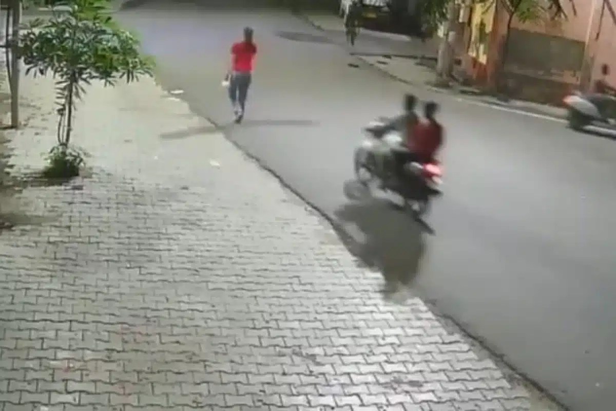 Agra Viral Video Unsuspecting Girl Walking Down The Street Targeted by