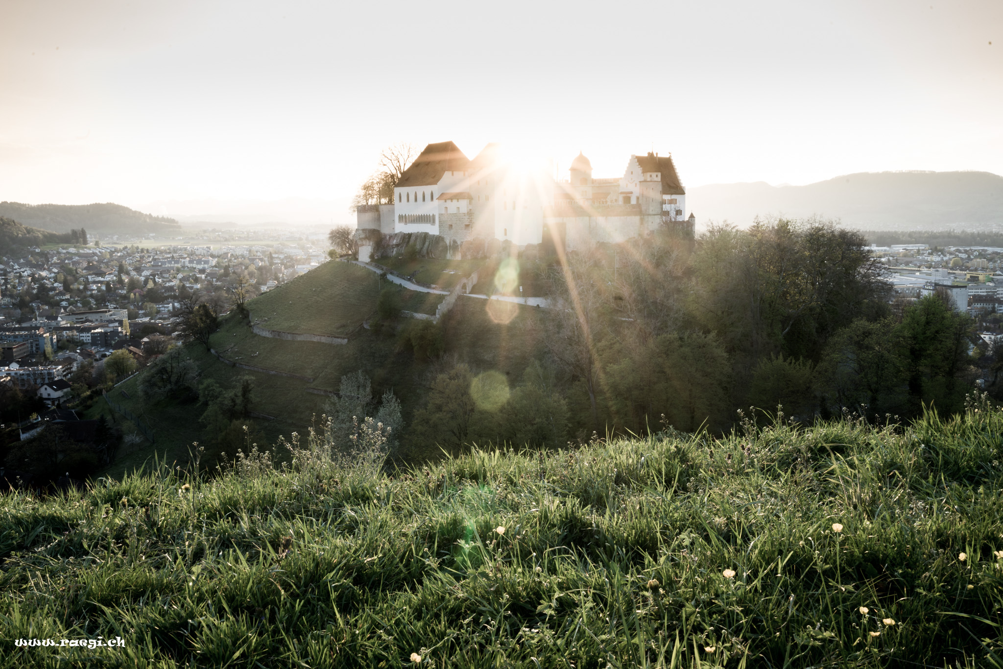 Die Sonne scheint über Lenzburg