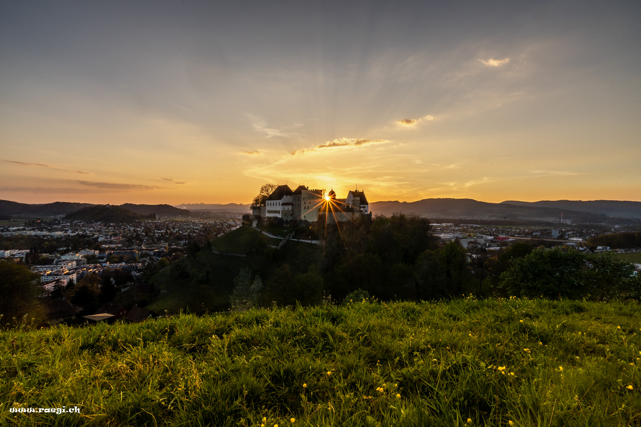 Sonnenstern über dem Schloss Lenzburg