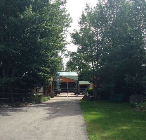 Fulltime Ranch Hand needed at Upscale Horse Boarding Facility in Park