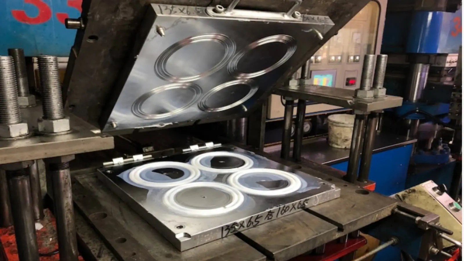 What is Compression Molding? Details Explained | RapidDirect