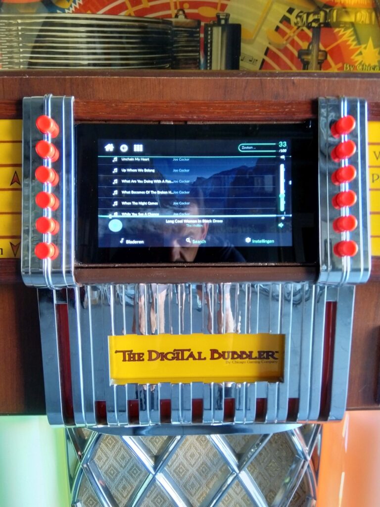 Raspberry Pi transforms old Wurlitzer into modern digital jukebox