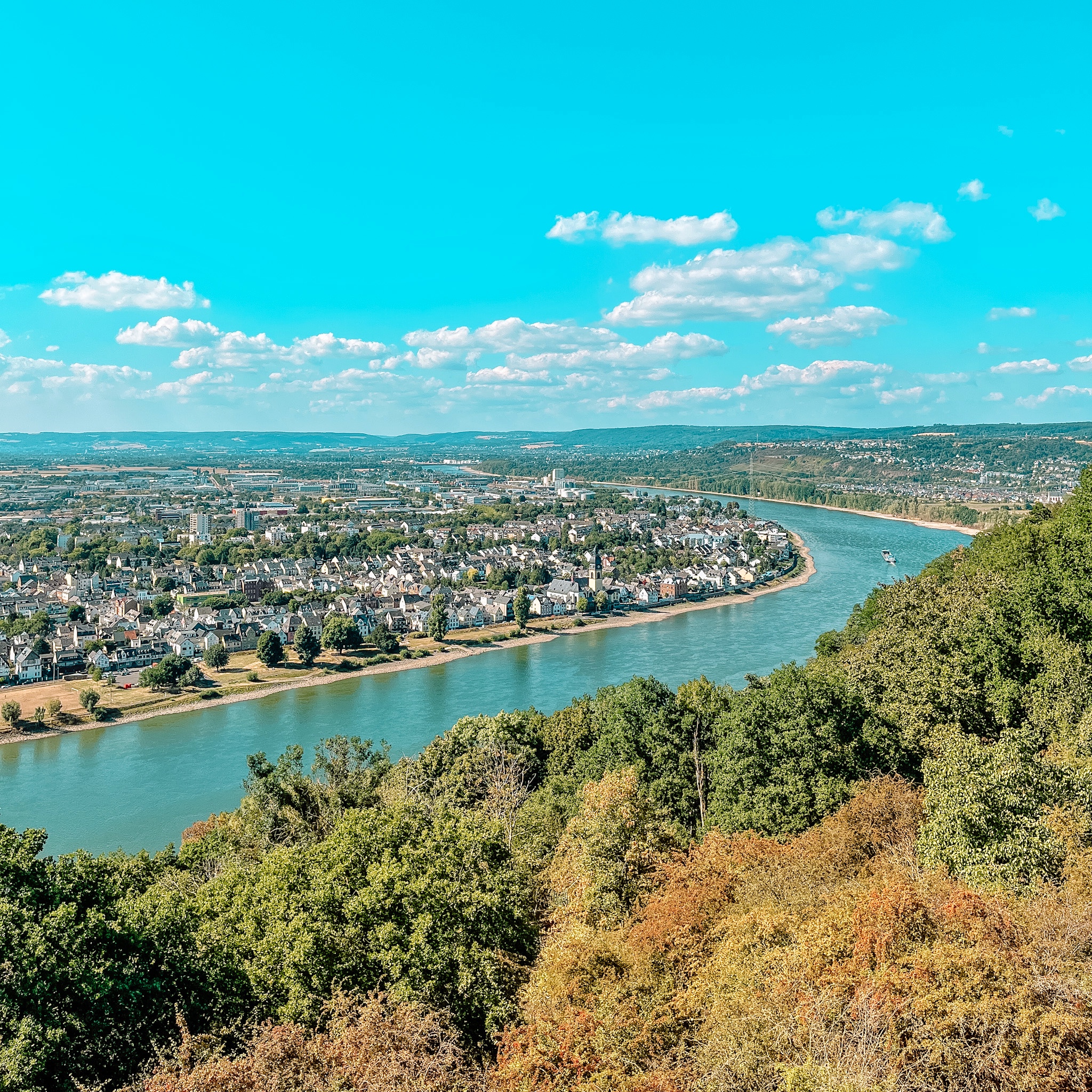 Uitzicht Kabelbaan in Koblenz naar het uitzichtpunten Deutsches Eck