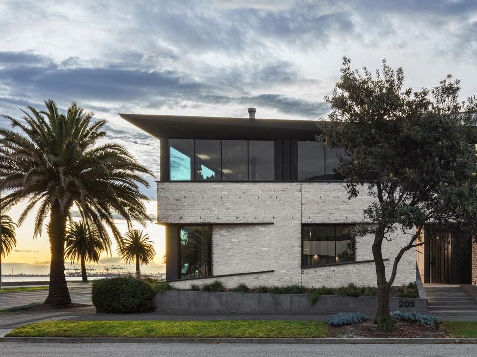 Self-tan mogul lists luxe Middle Park beachfront pad for .9m+ Self-tan mogul lists luxe Middle Park beachfront pad for .9m+