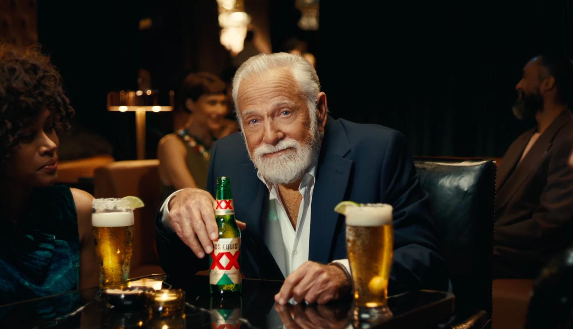 La cerveza Dos Equis recupera al hombre más interesante del mundo diez