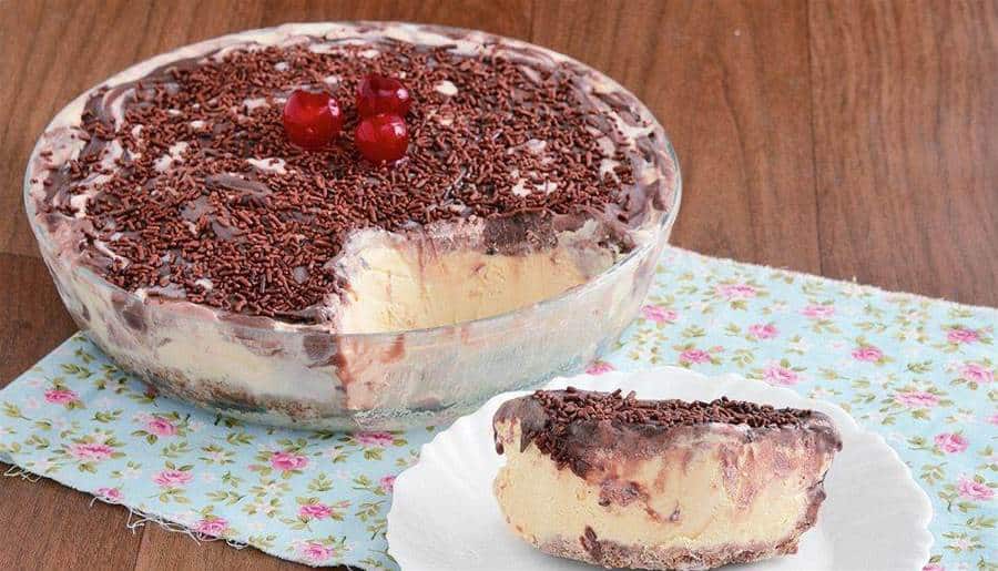 Torta de sorvete e brigadeiro na travessa uma delicia de fazer