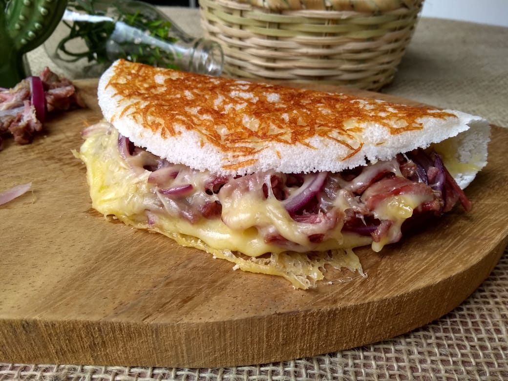 Tapioca rendada recheada com carne seca e queijo muçarela Receitas