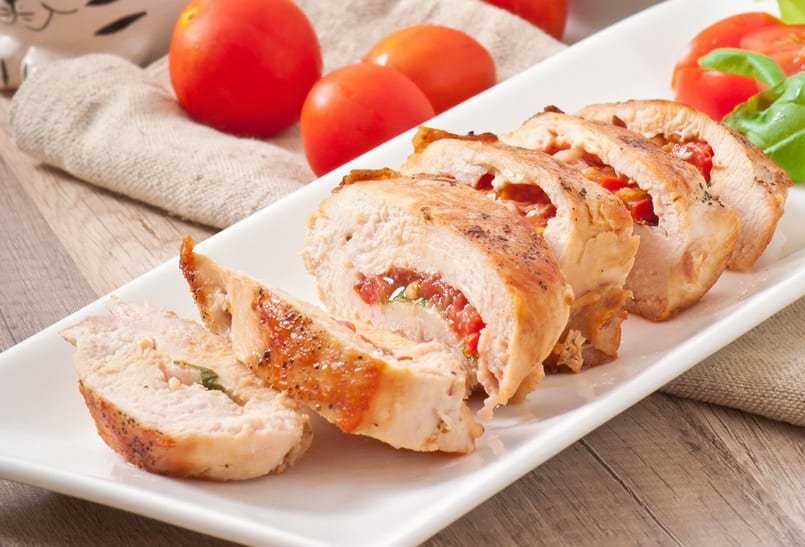 Pechugas de pollo rellenas de salsa de tomate y... ¡Al horno! Recetín