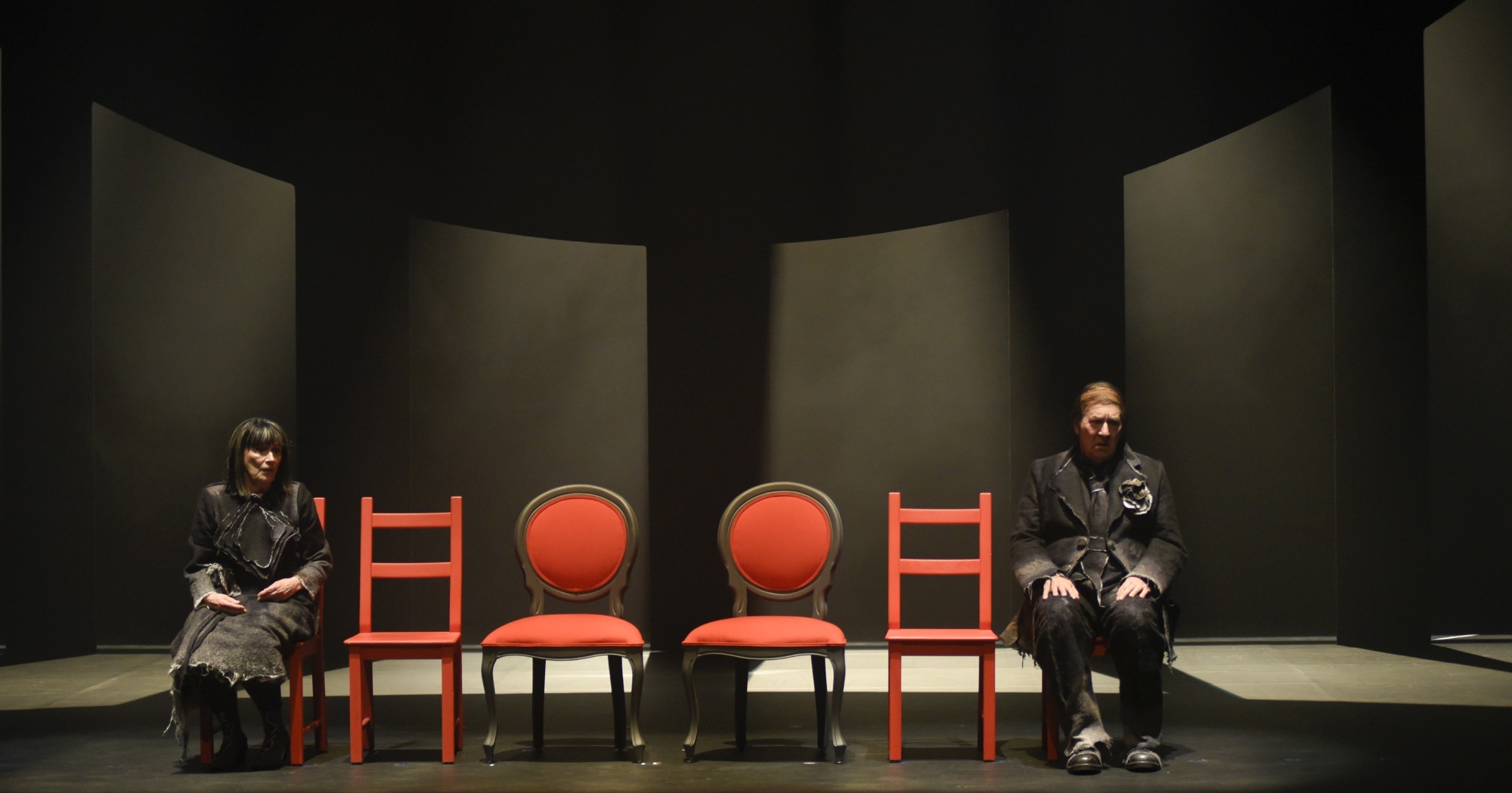 Les chaises, Ionesco au sommet! Red Lips Talk