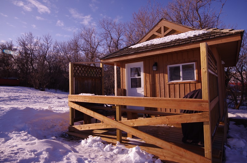 Frontier Cabin outside front view of deck