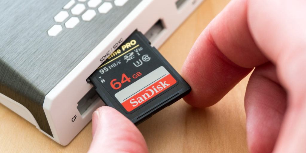 How to Transfer Data to SD Card from Camera Phone Computer