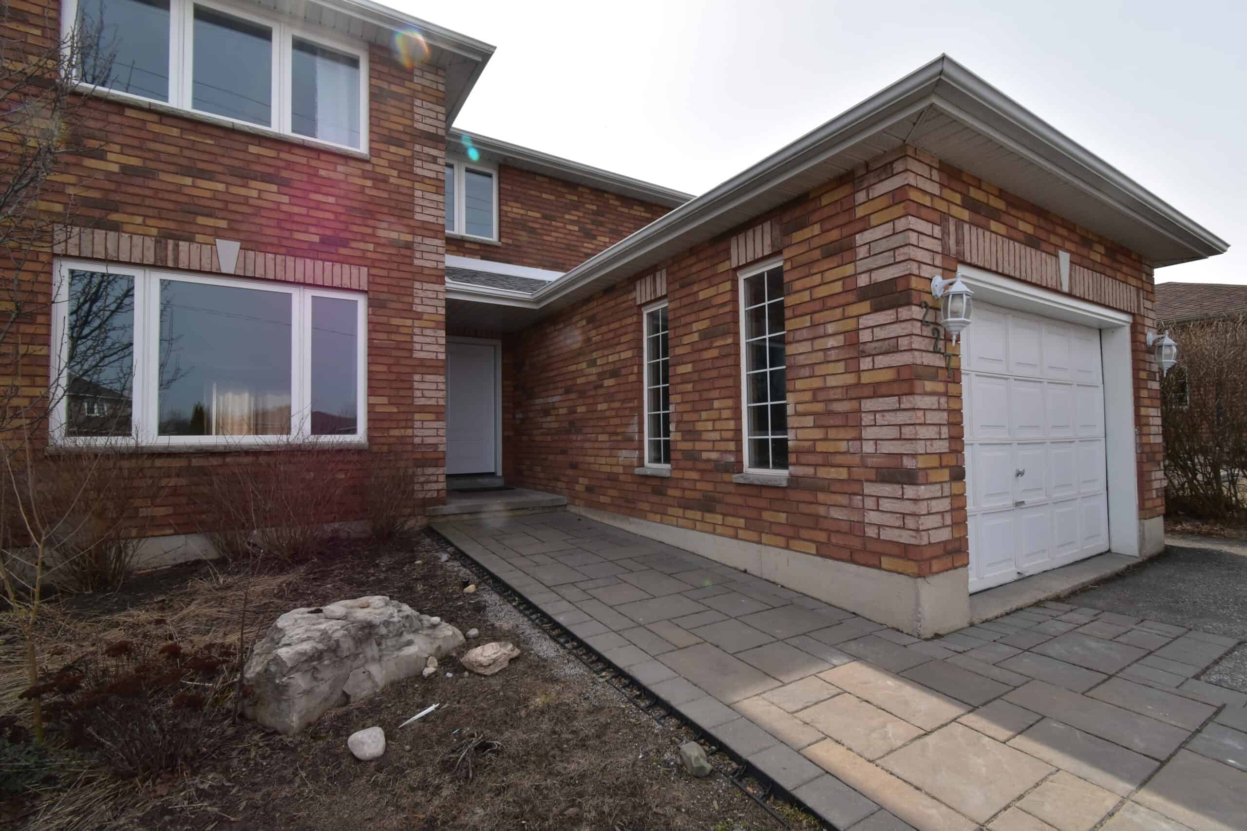 North East Barrie Large 3 Bedroom Upper Duplex, Livingstone St. East