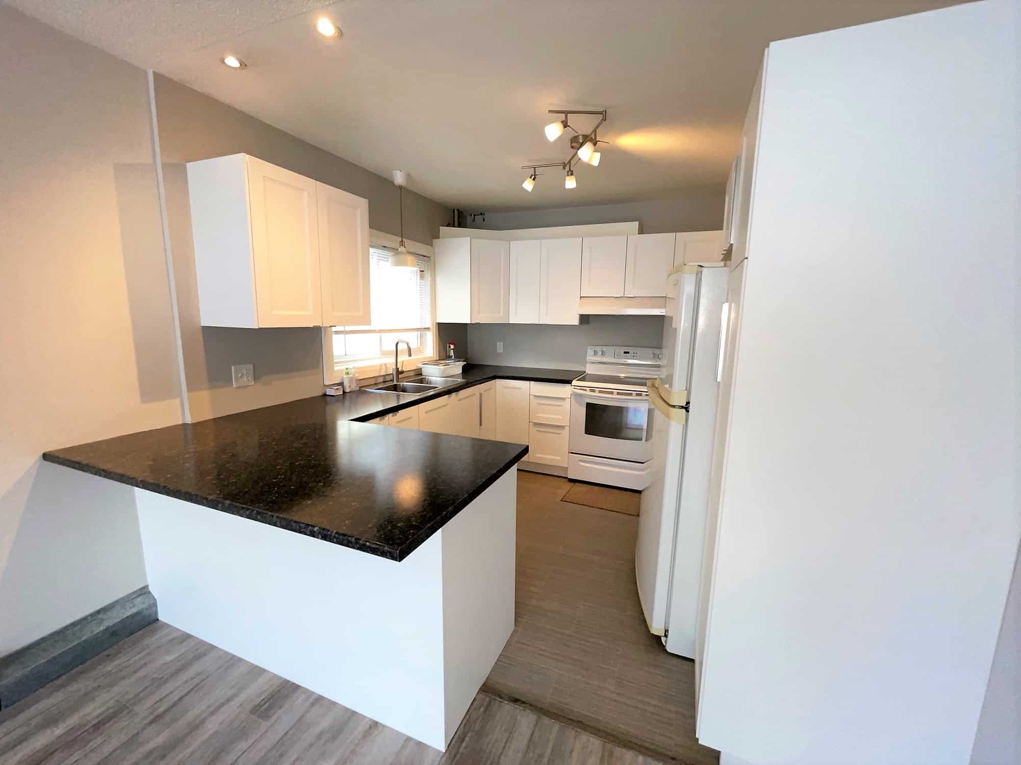 Central Barrie 2 Bedroom Apartment, St. Renaissance