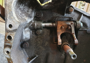Unseize a Renault 4 clutch mechanism