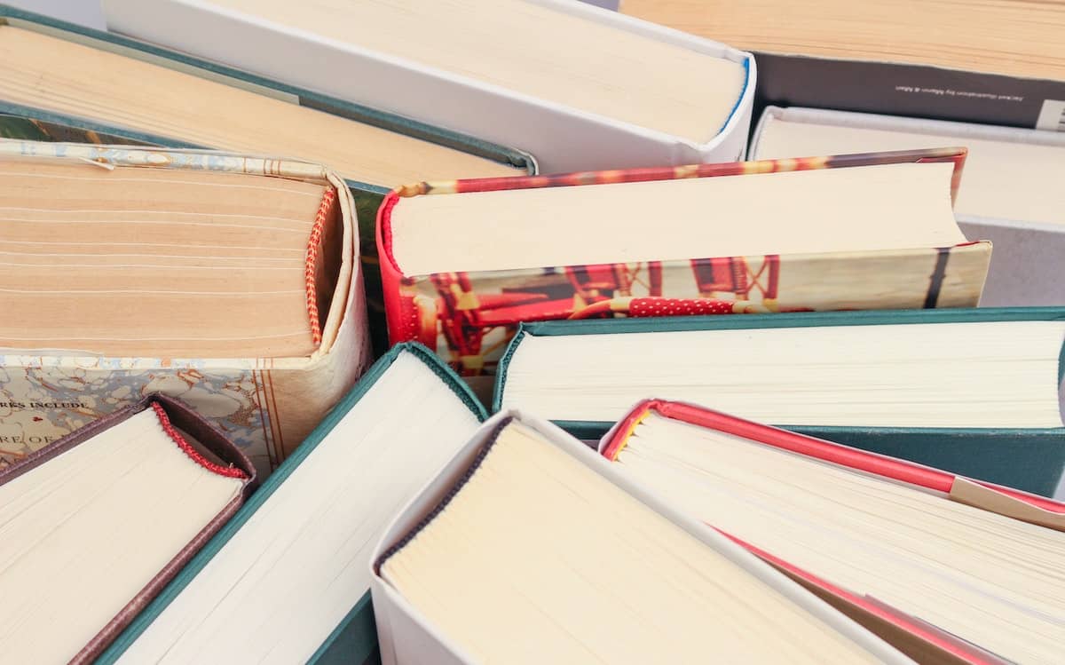 8 Unique Ways to Organize Books in Your Apartment Rent. Blog