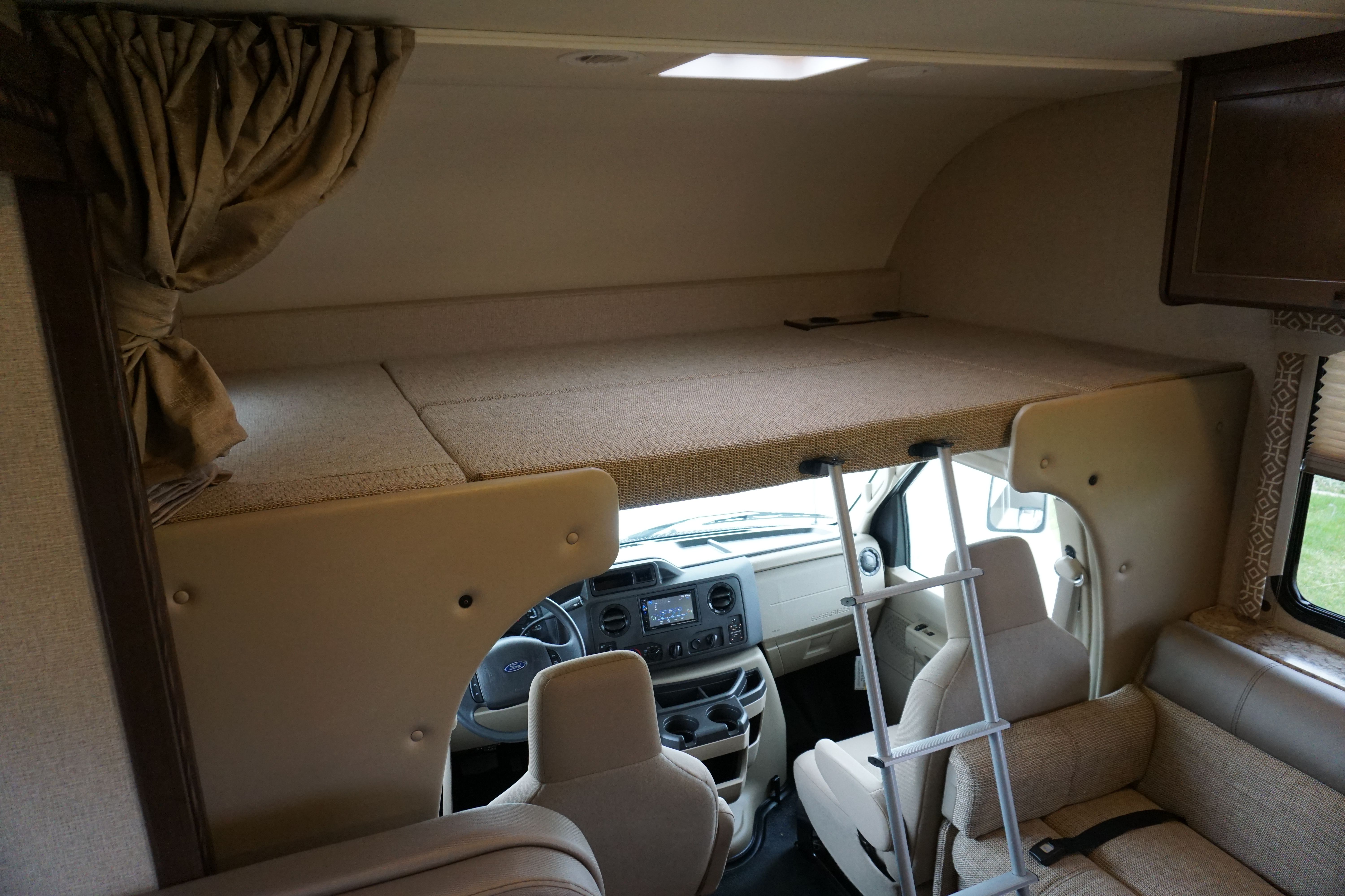 29ThorFreedomEliteRVRentalInt02