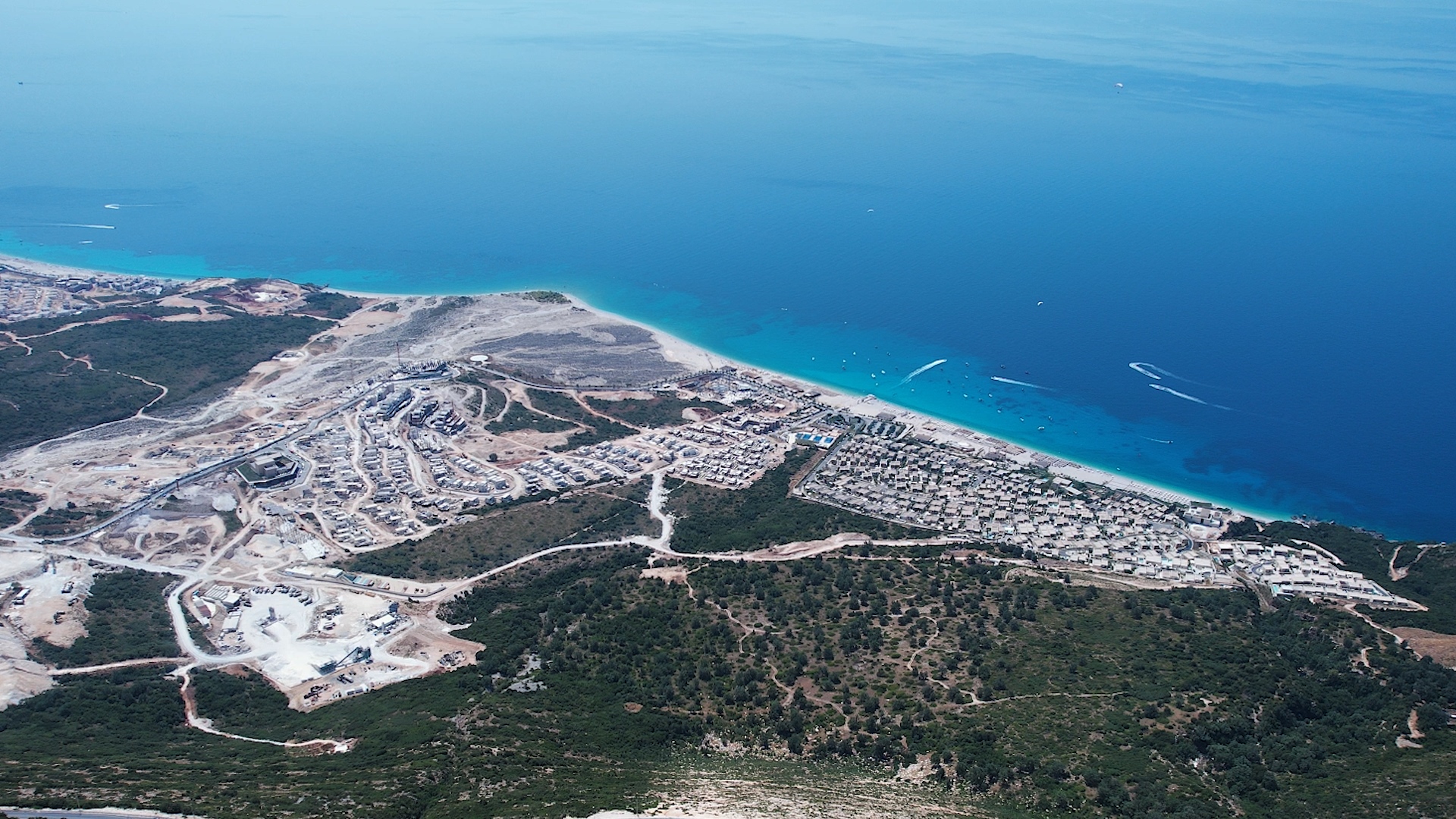 ‘Një tra në Llogara’: Si po e pushtojnë resortet e të pasurve rivierën shqiptare