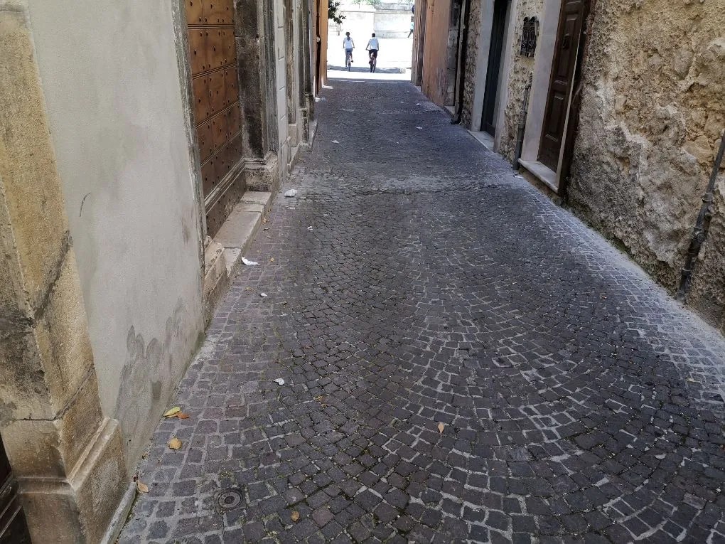 “TRACCE” DELLA MOVIDA IN VIA PANTALEO, PROTESTANO I RESIDENTI