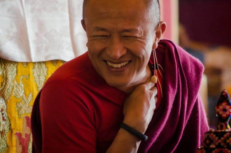 "Um facho de luz na escuridão da tempestade" por Dzongsar