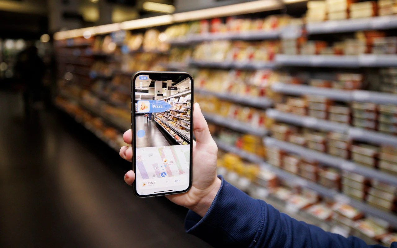 Augmented Reality in Retail Stats, Benefits & Examples