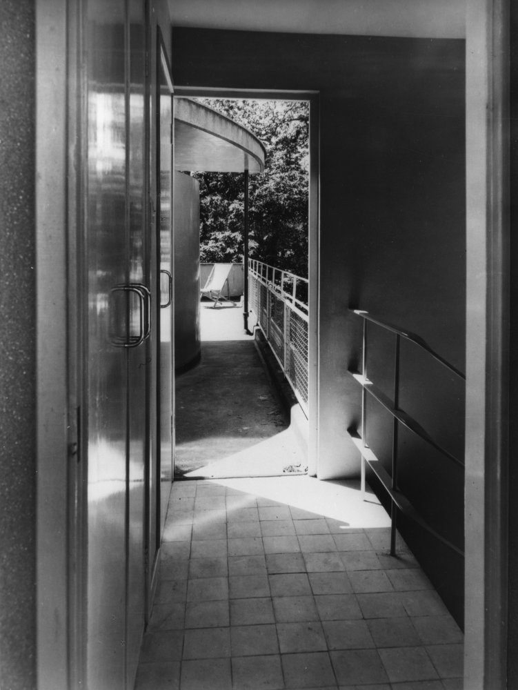 6 Temple Gardens, Moor Park, Hertfordshire the top landing leading to