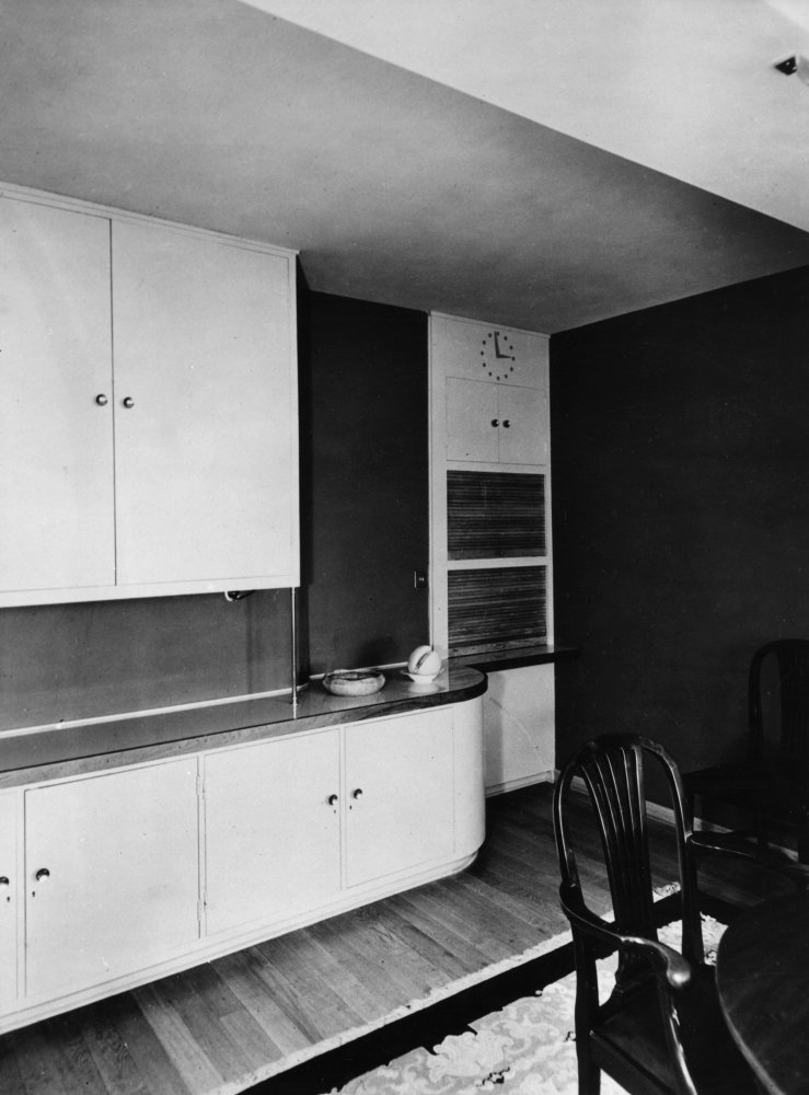 6 Temple Gardens, Moor Park, Hertfordshire the dining room servery