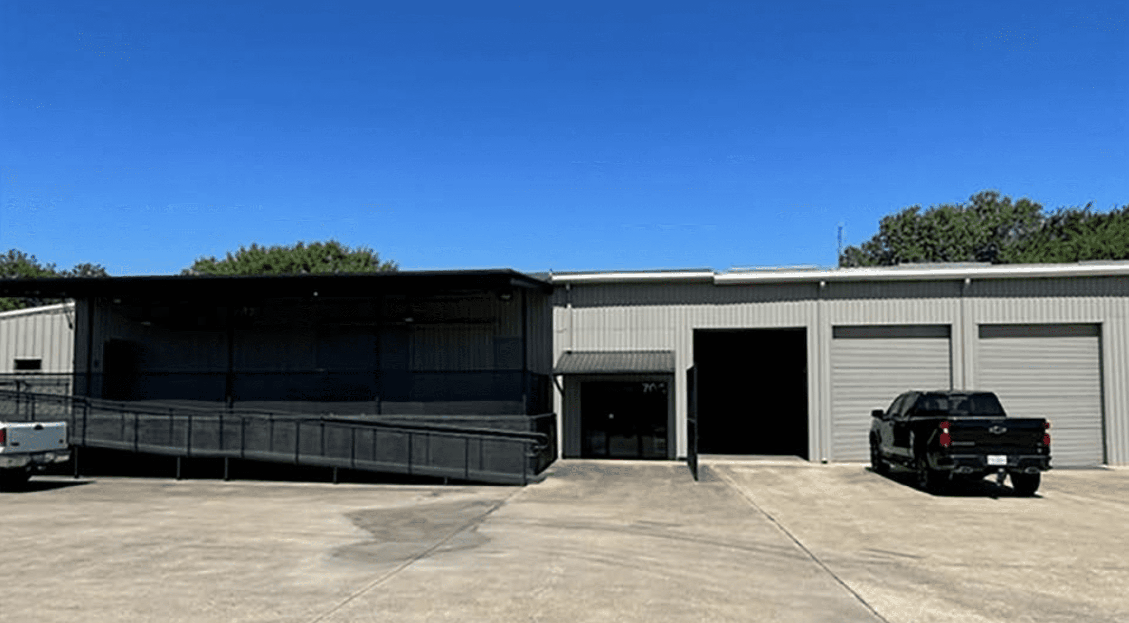 Office / Warehouse / Flex space Ridge Pointe Commercial Real Estate