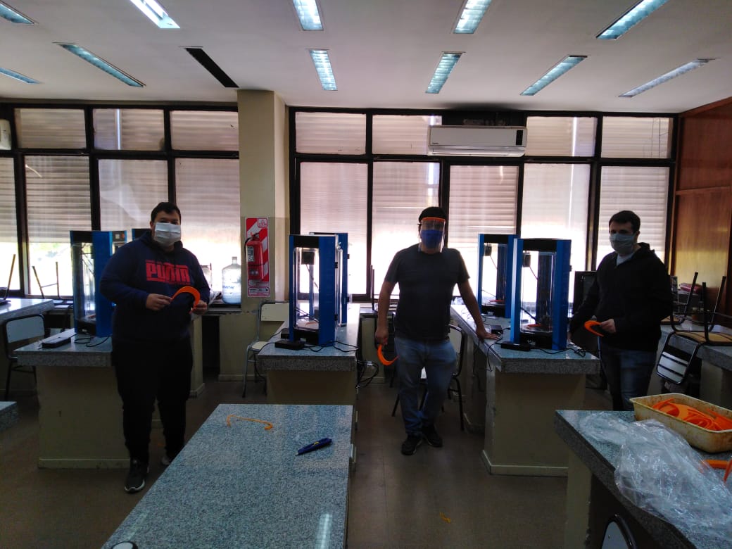 Docentes del CET 8 de Allen fabrican máscaras faciales para policías y