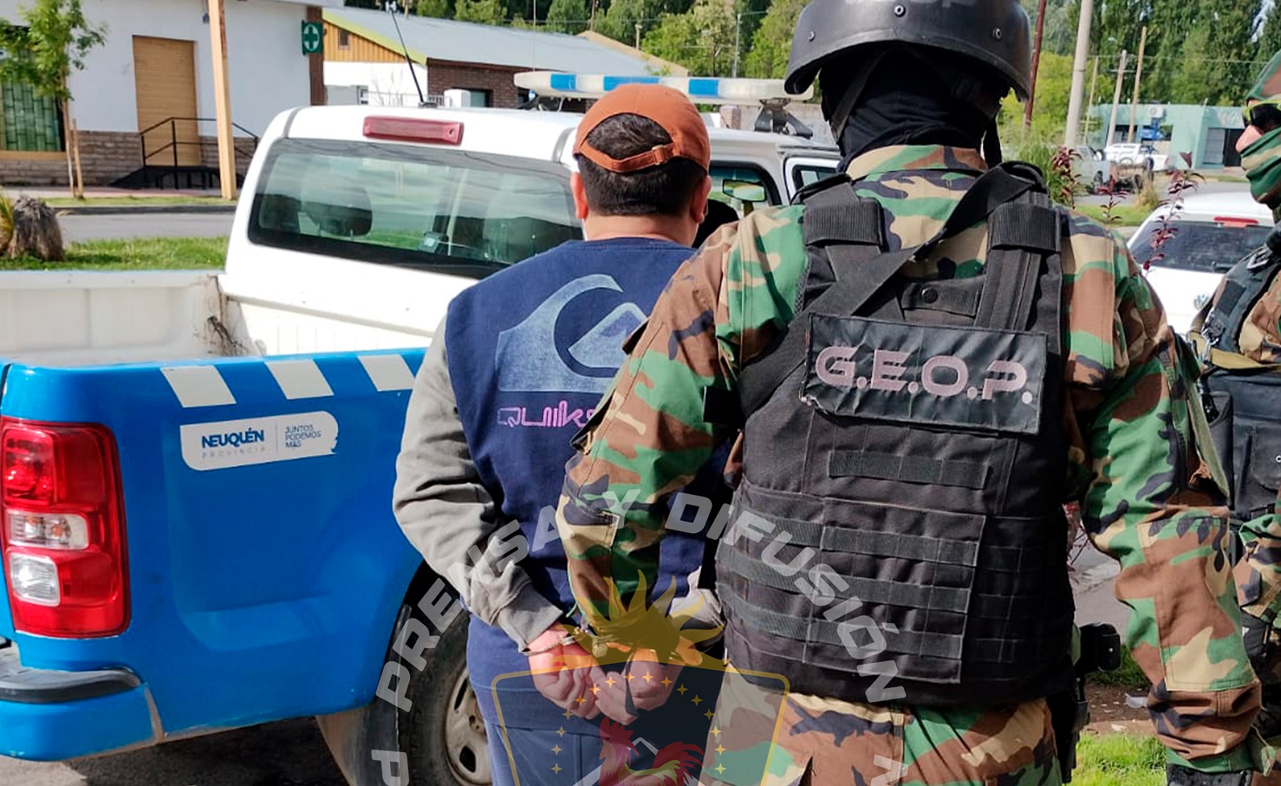 Secuestran droga y tres vehículos en Las Lajas tras varios allanamientos: tres demorados