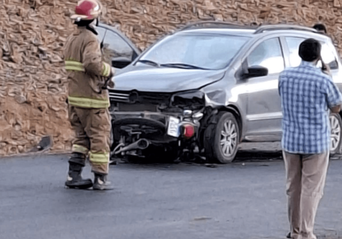 Una moto terminó abajo de un auto tras una maniobra de sobrepaso sobre Ruta 39, en el norte neuquino