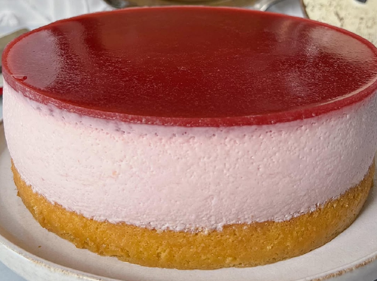 Tarta de yogur y frutillas, un postre que te va a volar la peluca
