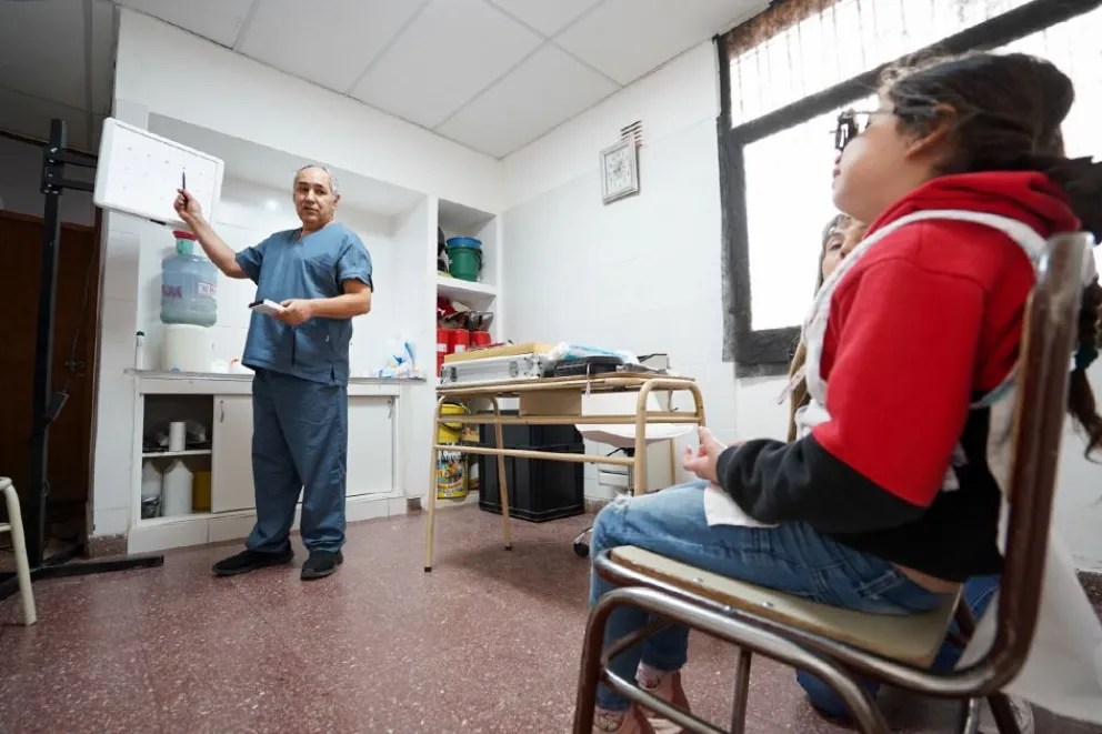 Hicieron controles oftalmológicos y entregarán anteojos a alumnos de Senillosa: cuál es la próxima localidad