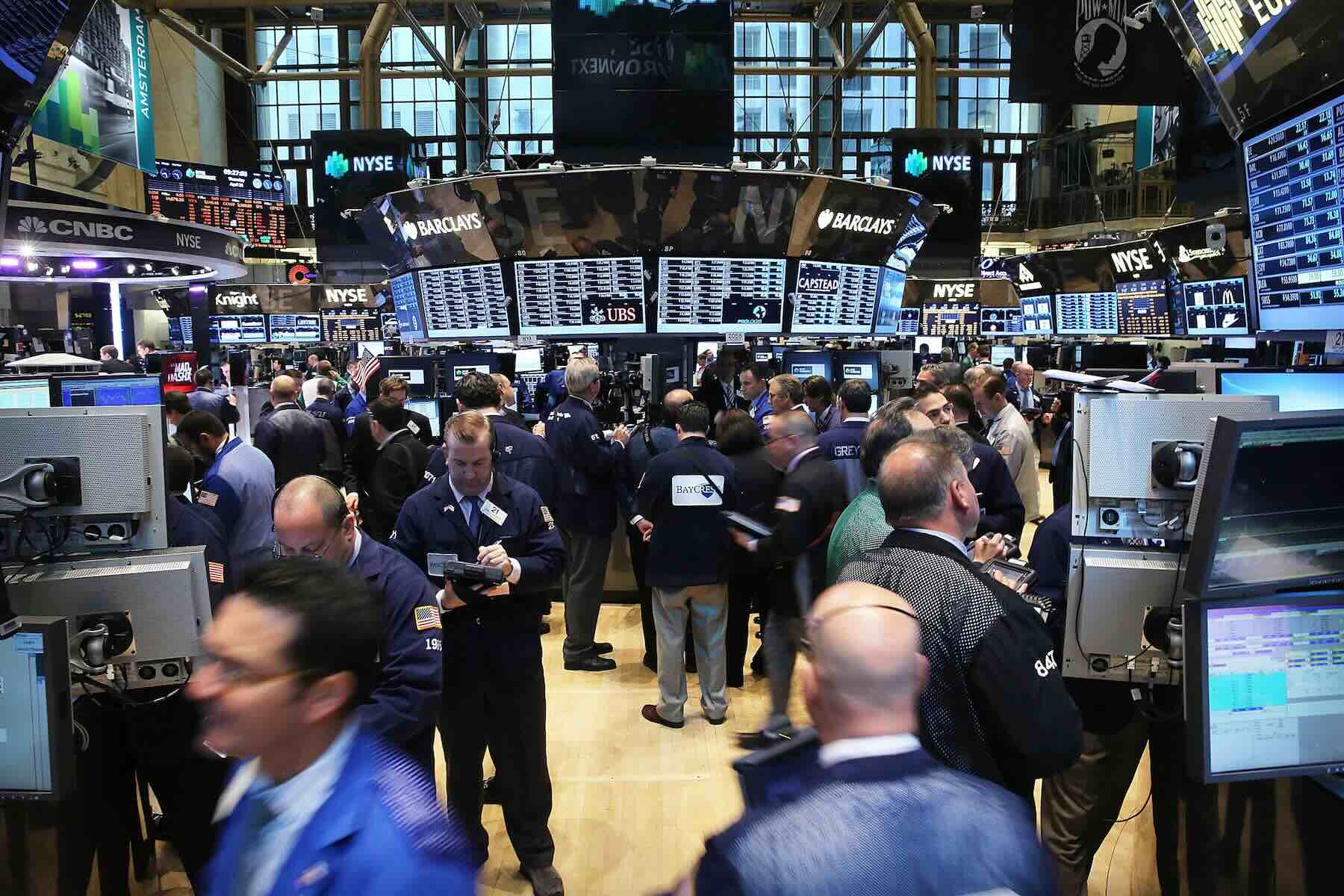 Semana de alivio financiero: el riesgo país bajó a 566 puntos y las acciones cerraron en verde