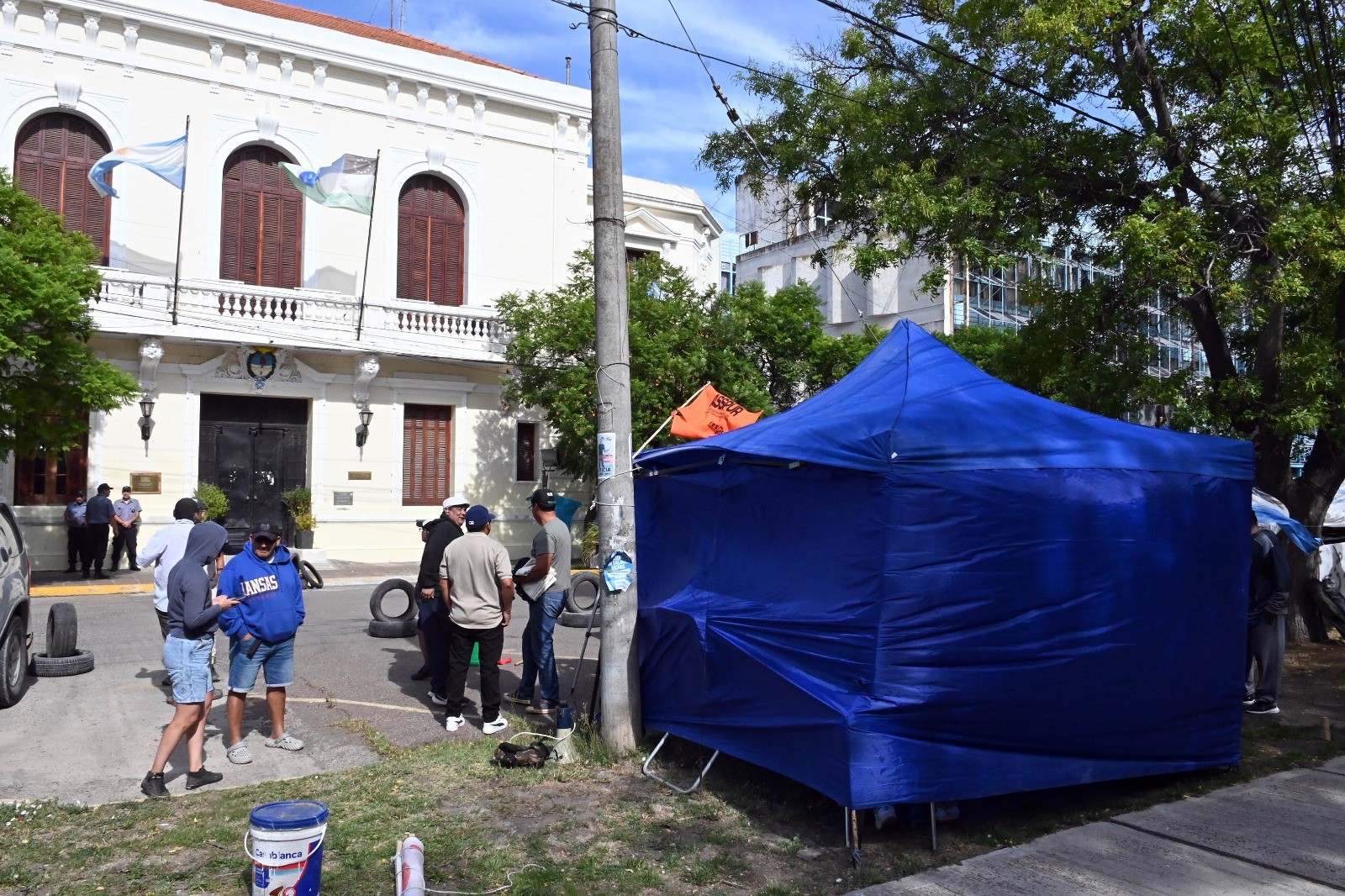 Un grupo de retirados policiales acampó frente a Casa de Gobierno