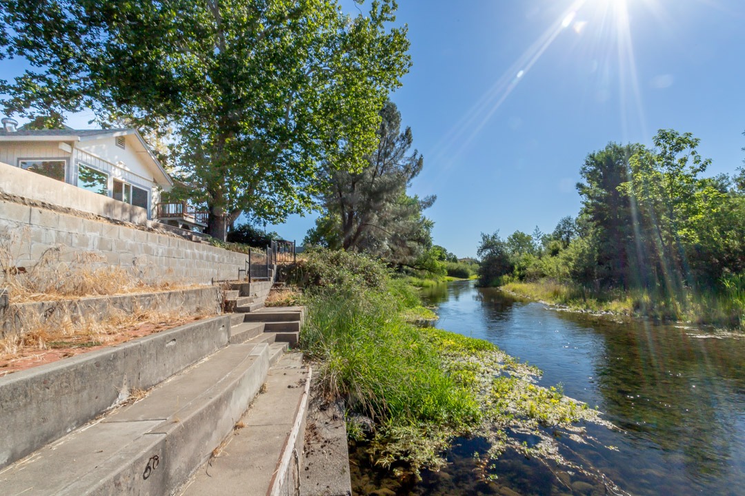 Lower Sacramento Riverfront Home River's Edge Properties