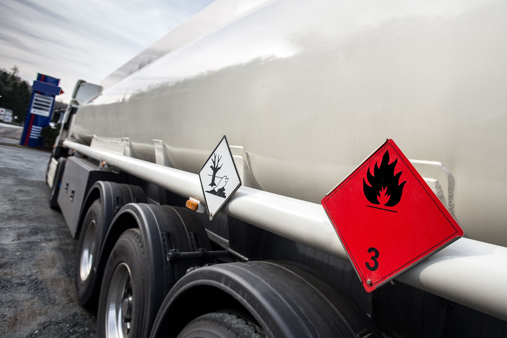 Transportation of hazardous goods (ADR) with semitrailers including