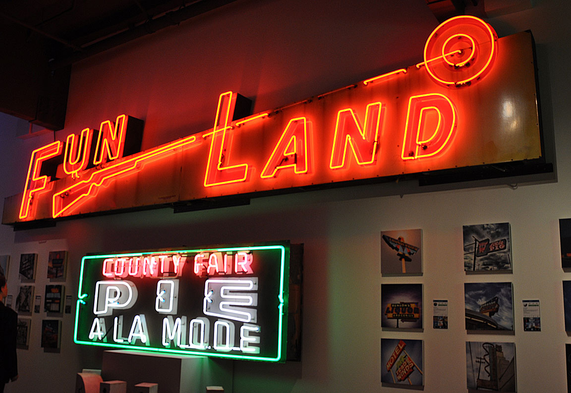Museum of Neon Art
