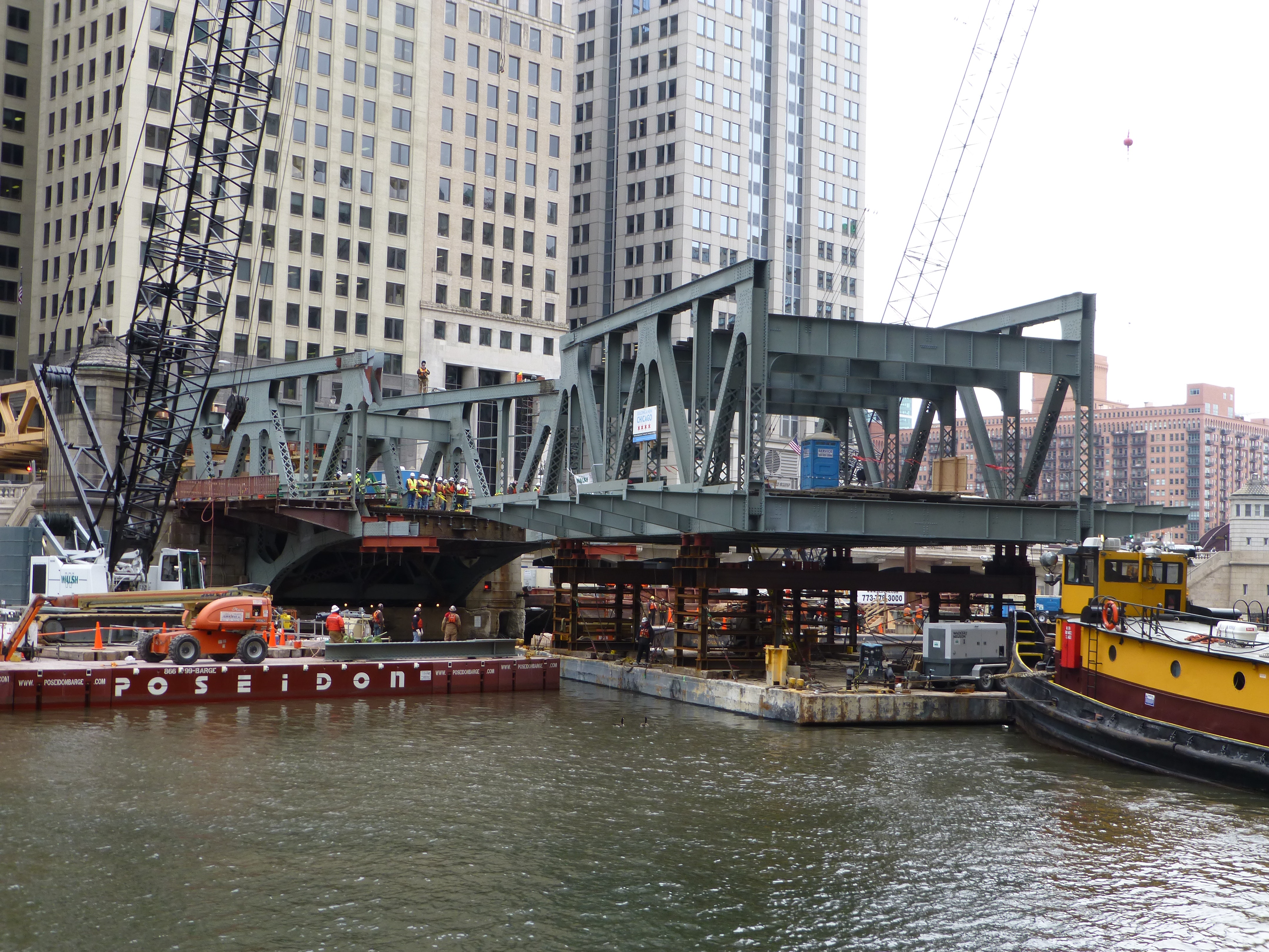 BRIDGE CONSTRUCTION Historic Wells Street Bridge in Chicago pieced