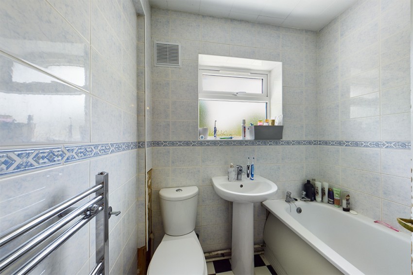 Castleton Road, Eastcote, 3 bedroom, Mid Terraced House