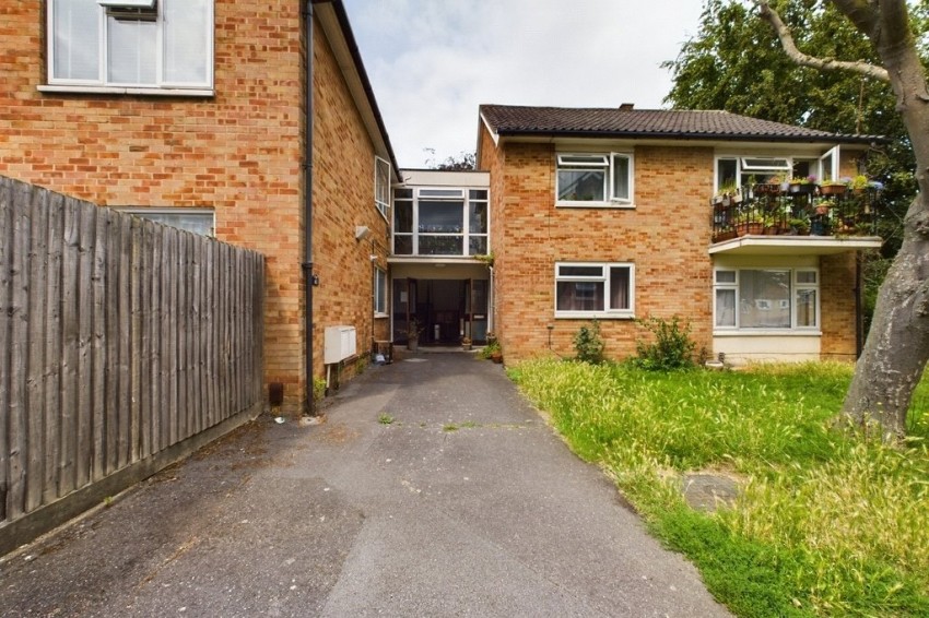 Pinner, Middlesex, 2 bedroom, Ground Floor Flat