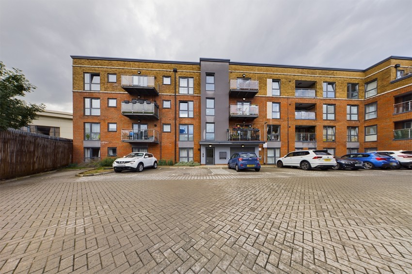 Arla Place, Ruislip, 2 bedroom, Ground Floor Flat
