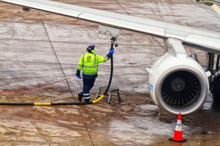 Nueva técnica convierte plástico en combustible para aviones en tan