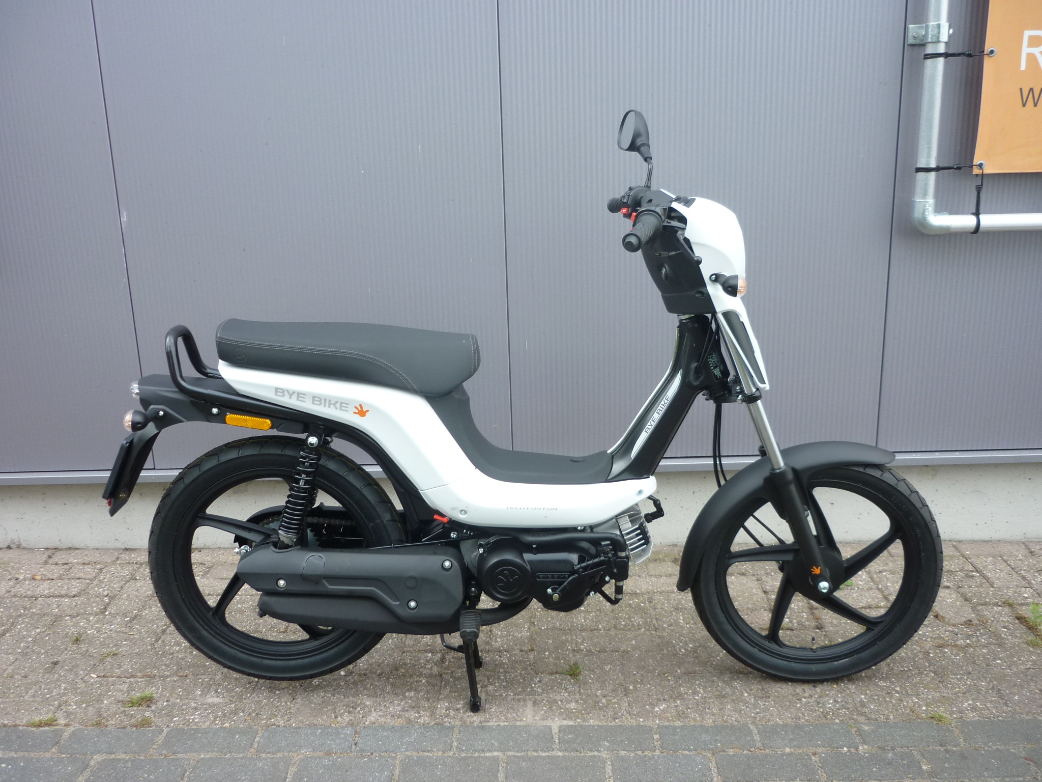 Bye Bike scooters vindt u bij Rob's Accessoires