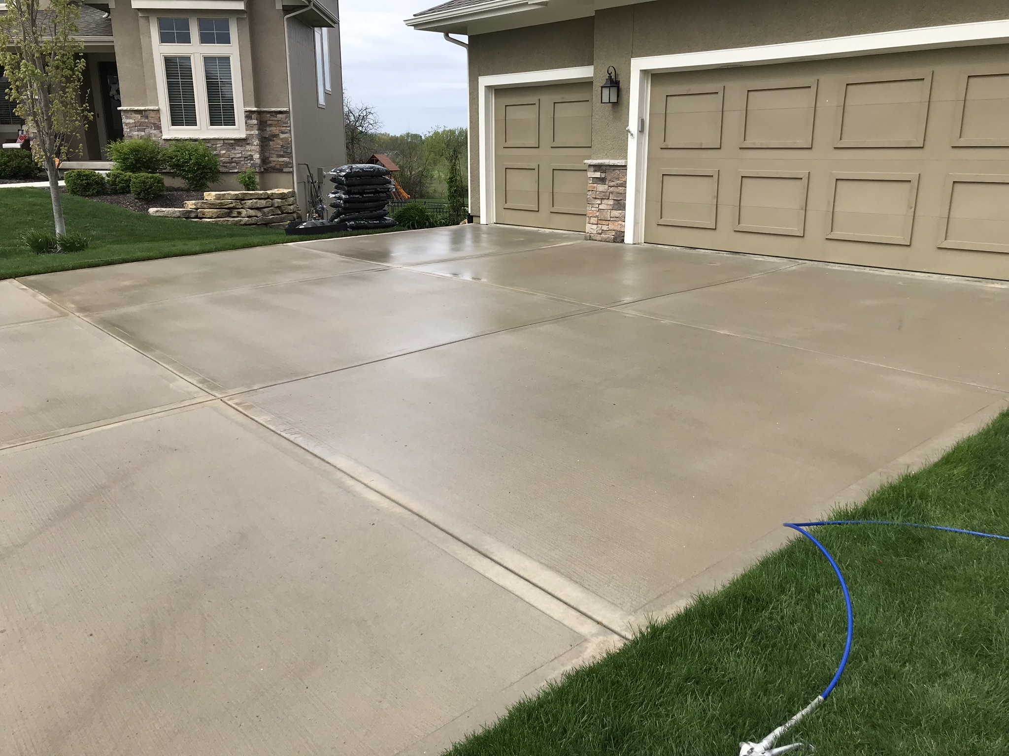 sealconcretedrivewayKansasCity Rock Solid Seal