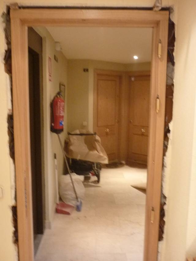 Instalación de puertas con obra de Albañilería Roconsa